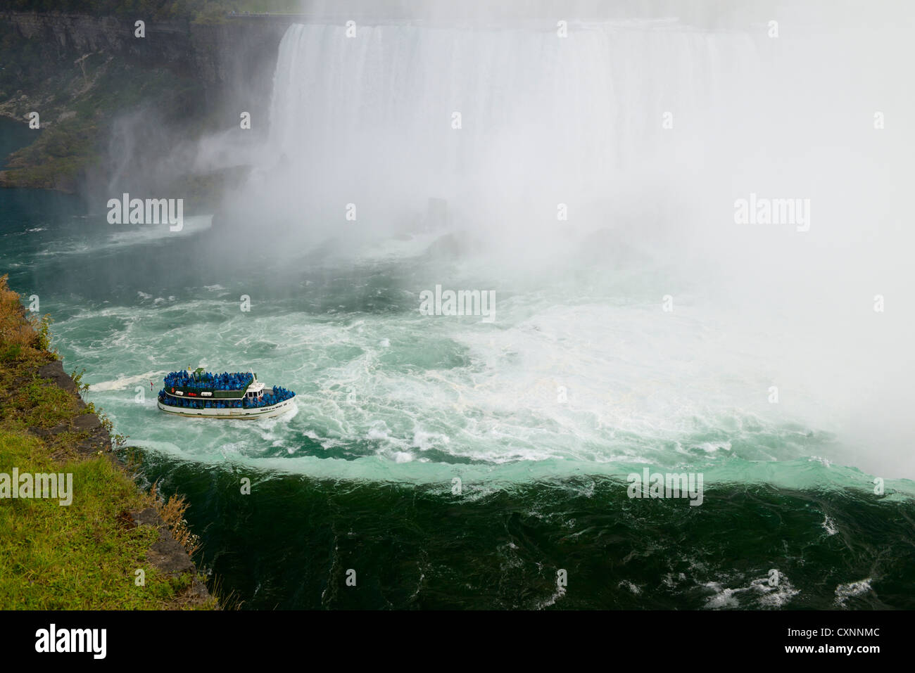 Mädchen der Nebel Ausflugsboot auf dem Niagara Fluss von Table Rock Kante der Horseshoe Falls Niagara Falls Ontario Kanada Stockfoto