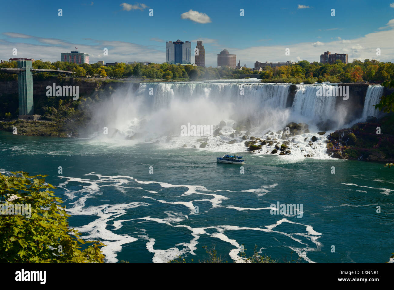 Die USA Niagara Falls Aussichtsturm und Ausflugsboot Maid of the New York Niagara River in Nebel Stockfoto