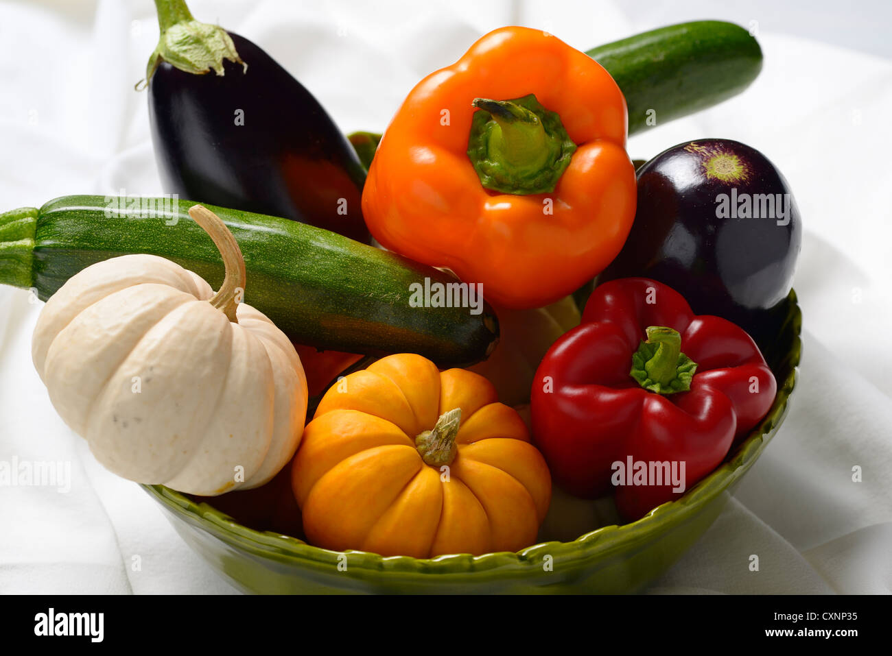 Schüssel voller Gemüse wie Paprika-Kürbis-Auberginen und zuchinis Stockfoto