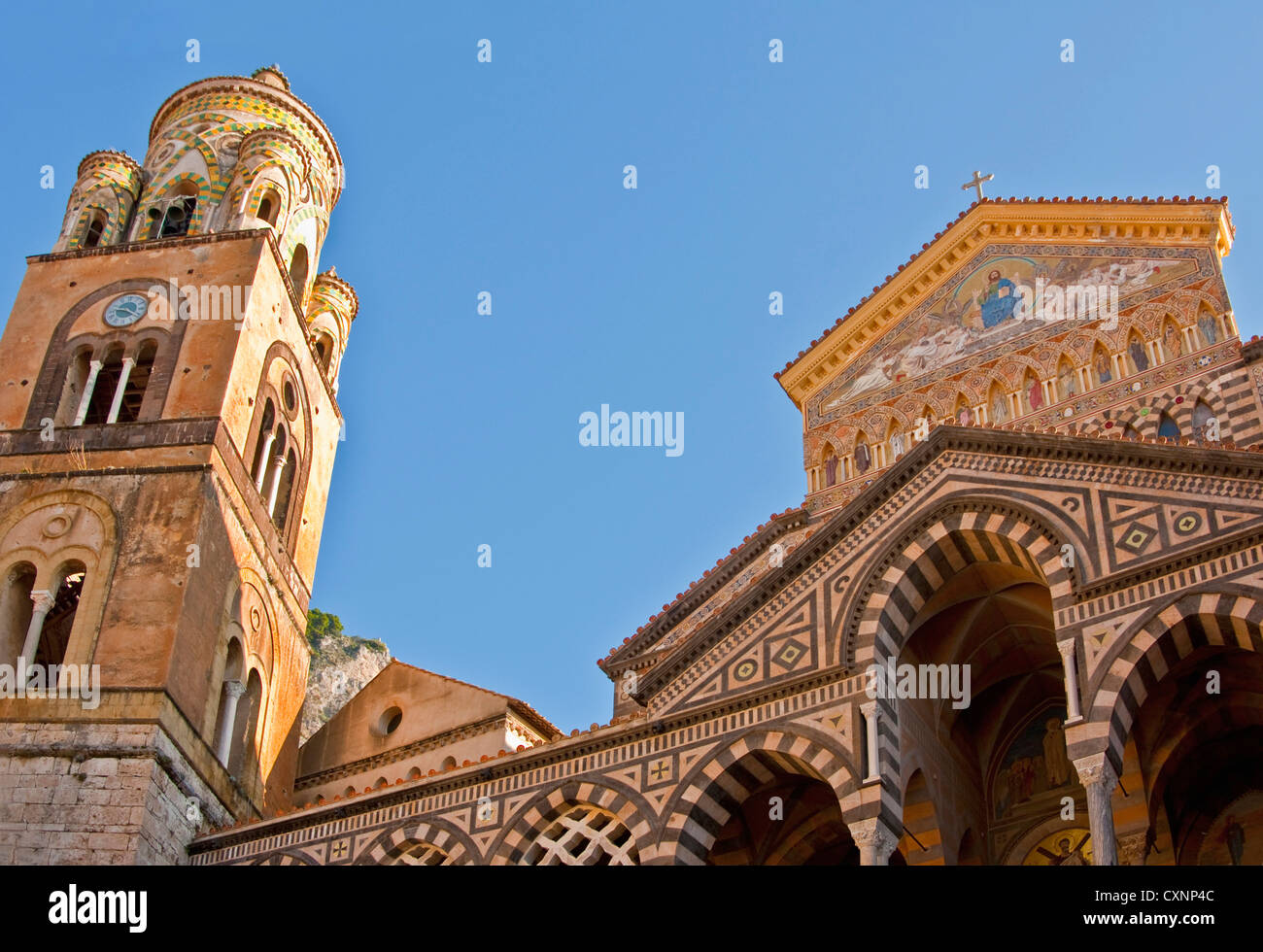 Amalfi-Kathedrale des Heiligen Andreas (Duomo di San Andreas) im spanischen Barock Baustil Stockfoto