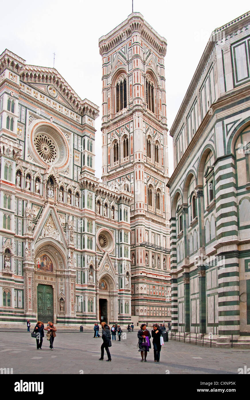Florentiner Domplatz mit der Kathedrale Santa Maria del Fiore, auf der linken Seite, mit Glockenturm von Giotto, Zentrum, mit Blick auf das Baptisterium Stockfoto
