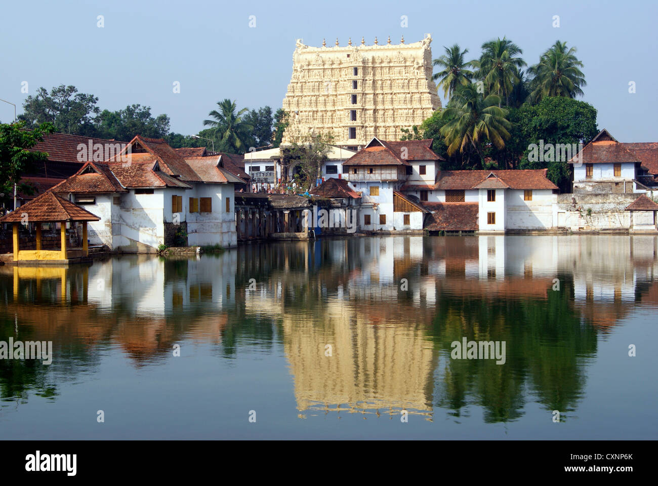 Sri Padmanabhaswamy Tempel und Tempeln Teich auf alten königlichen Tempelbauten im Wasser Reflexion Landschaft Blick in Kerala, Indien Stockfoto