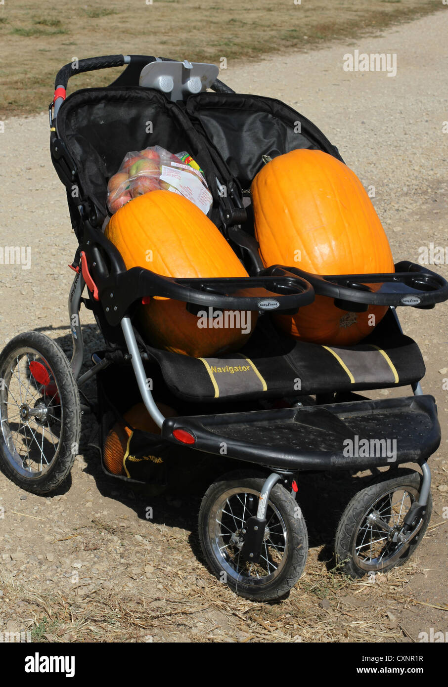 Doppel kinderwagen -Fotos und -Bildmaterial in hoher Auflösung – Alamy