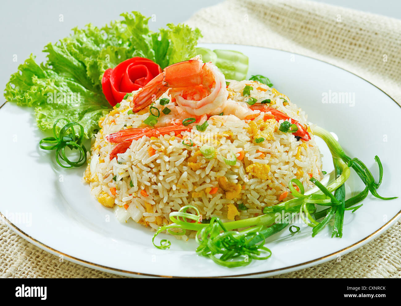 Gebratener Reis mit Garnelen oder Garnele asiatischen Speisen, isoliert Stockfoto