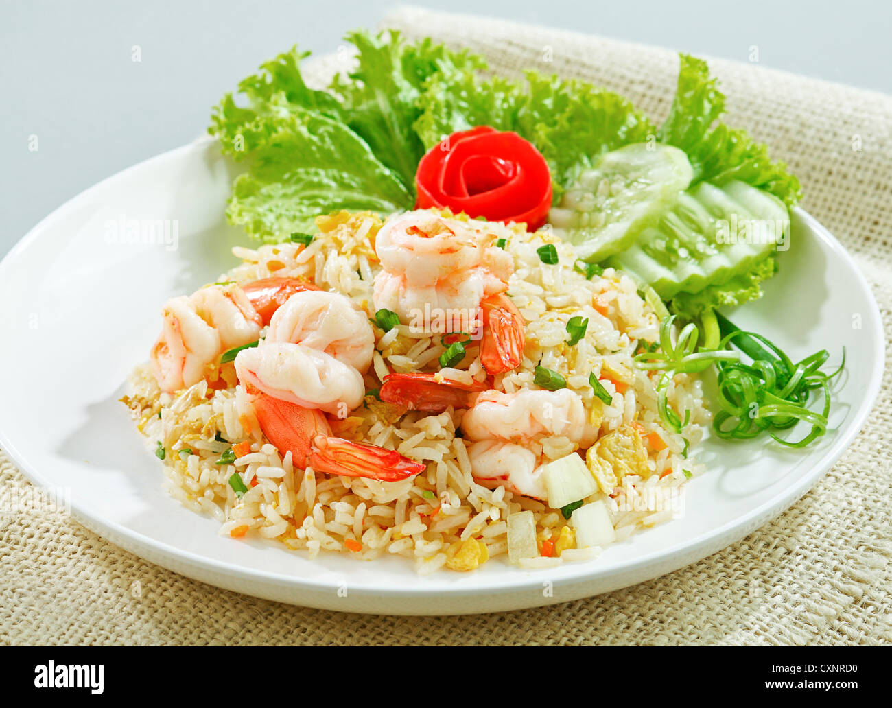 Gebratener Reis mit Garnelen oder Garnele asiatischen Speisen, isoliert Stockfoto