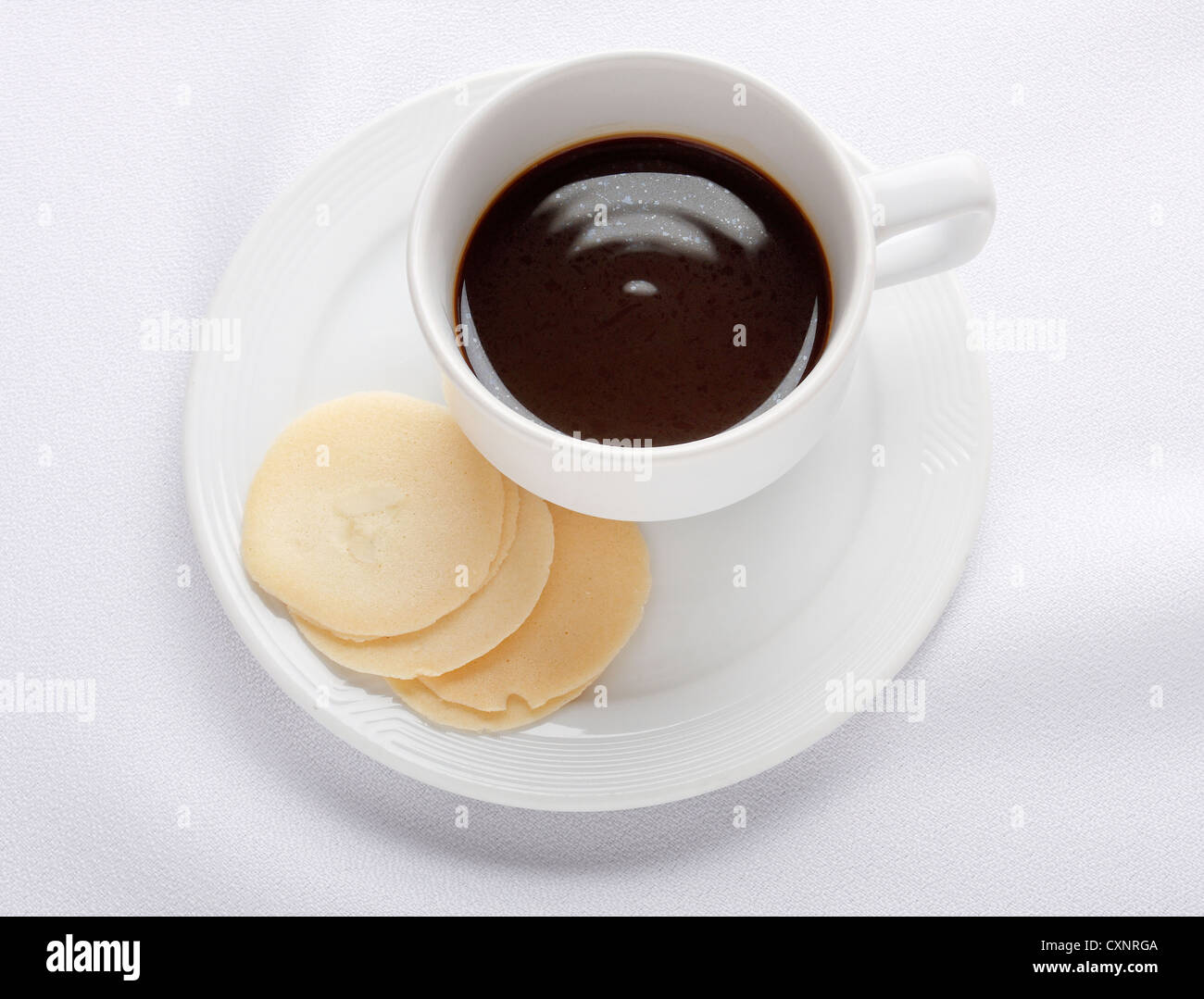 Tasse Kaffee und Gebäck Isolate Stockfoto