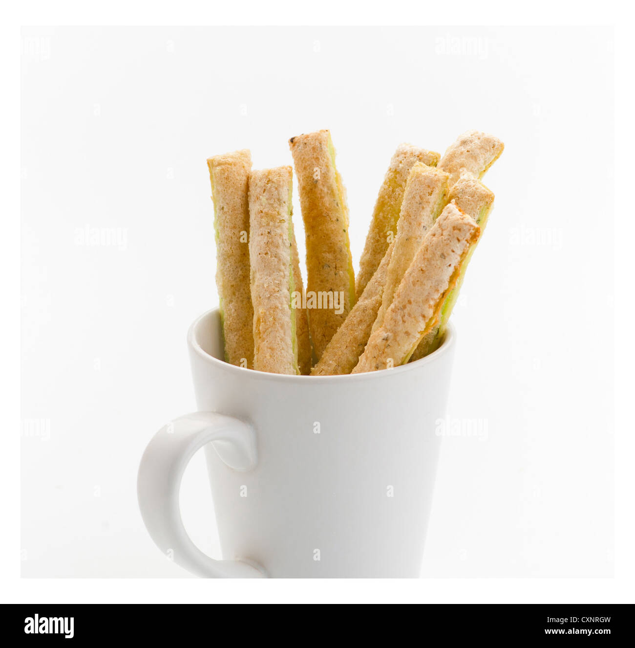 Brot-Sticks in eine leere Tasse Kaffee für Ihre snacks Stockfoto