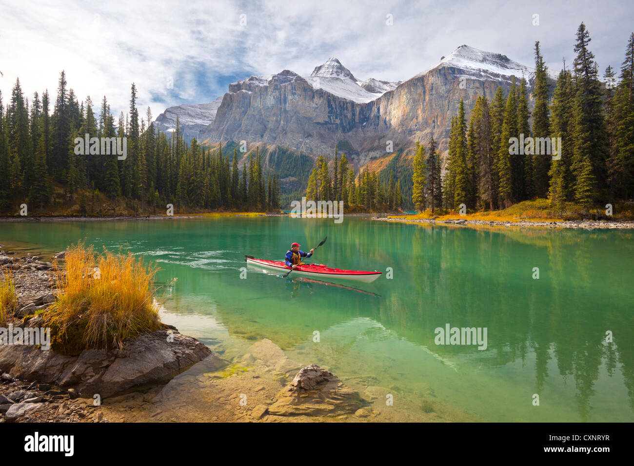 Kanada, Alberta, Jasper-Nationalpark. Ein Mann Meer Kajaks am Maligne Lake, der größte natürliche See in den kanadischen Rocky Mountains (MR) Stockfoto