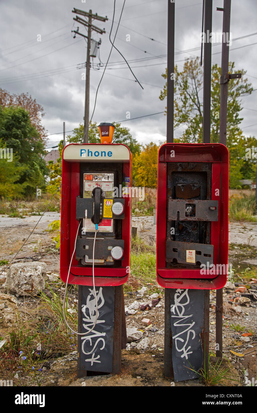Detroit, Michigan - Münz-Telefone, eins fehlt, in einem wirtschaftlich notleidenden Gebiet entlang der Grand River Avenue. Stockfoto