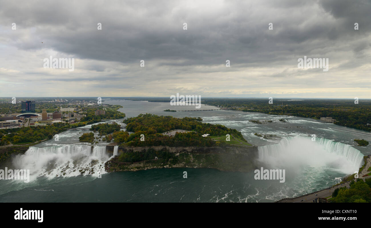 Luftaufnahme des Niagara River fließt nördlich vom See Erie zum Ontariosee bei den Niagara Falls US und kanadischen Horseshoe Falls mit grauen Wolken Stockfoto