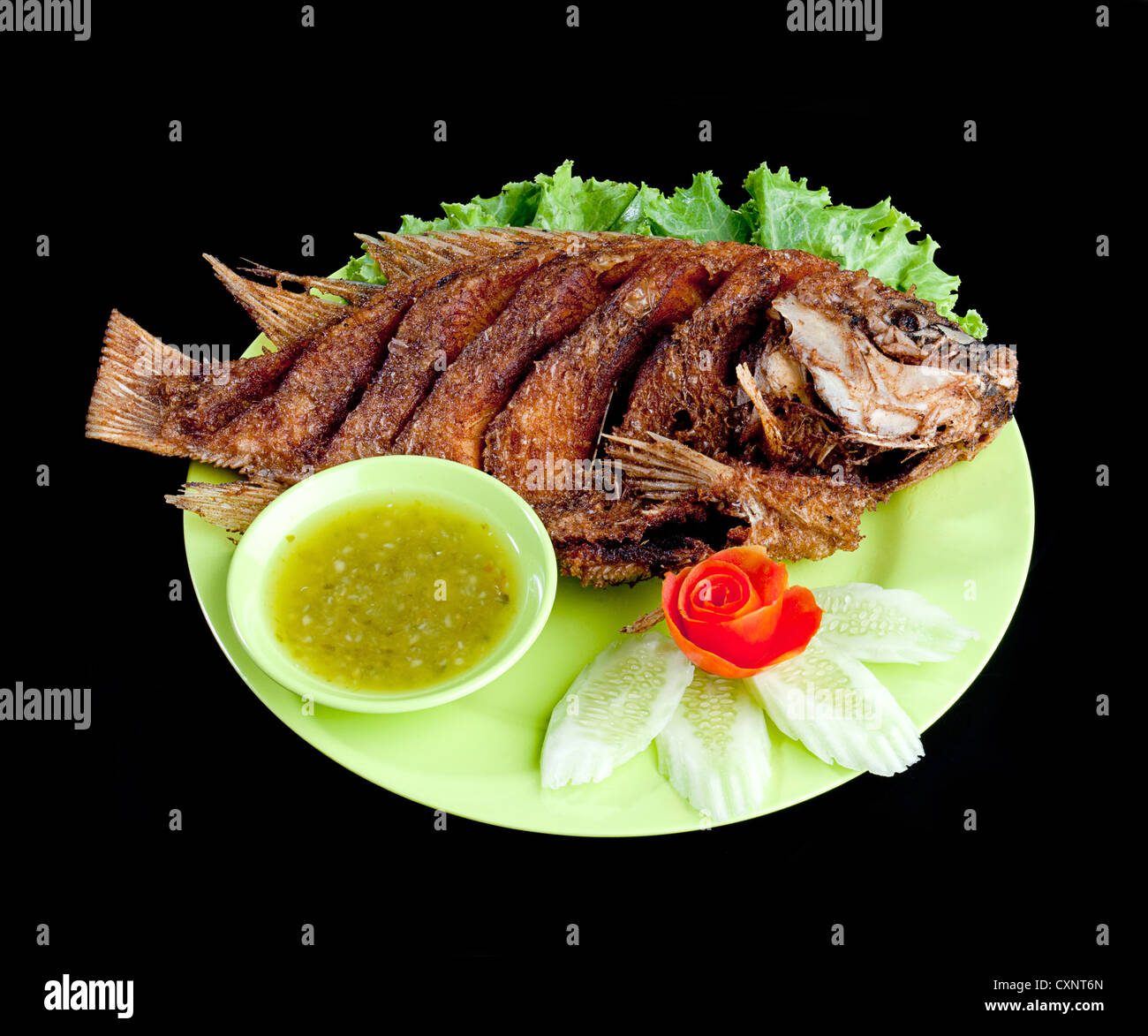 Fritierter Fisch Meeresfrüchte mit Sauce auf schwarzem Hintergrund isoliert Stockfoto