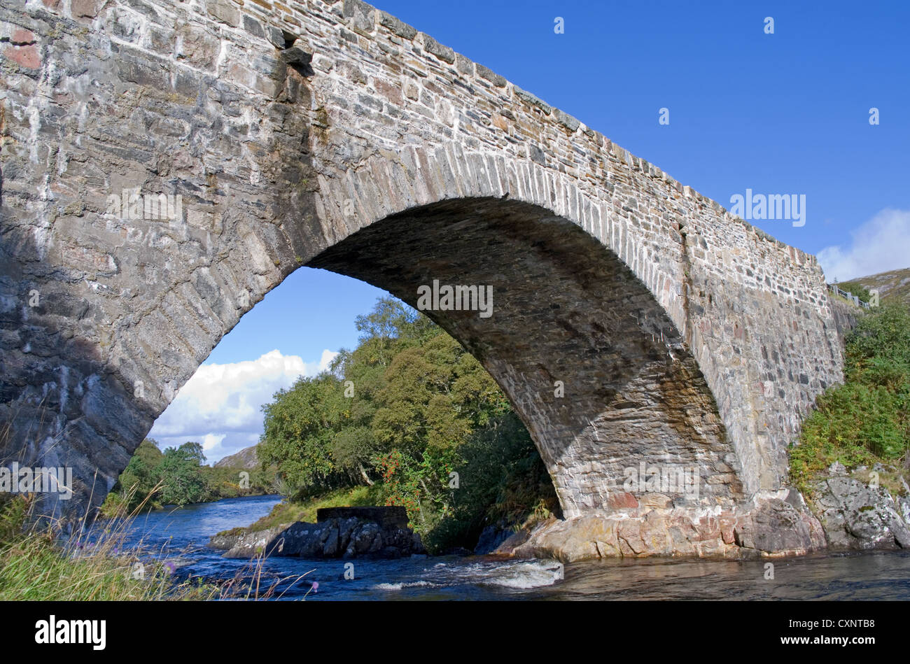Der Fluss Laxford fließt unter Laxford Bridge nur oberhalb von Loch Laxford, in der Nähe von Scourie, Hochland, Sutherland, Schottland, Großbritannien Stockfoto