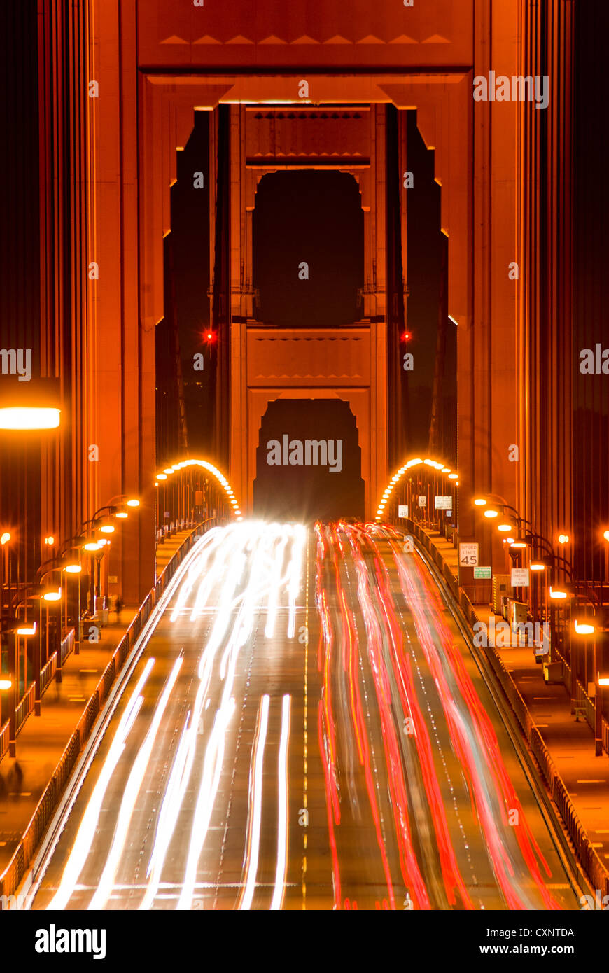 die Golden Gate Bridge-Verkehr in der Nacht, San Francisco, Kalifornien, USA Stockfoto