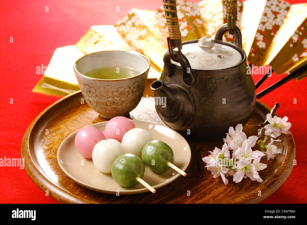Japanische Süßigkeiten und grünem Tee Stockfoto
