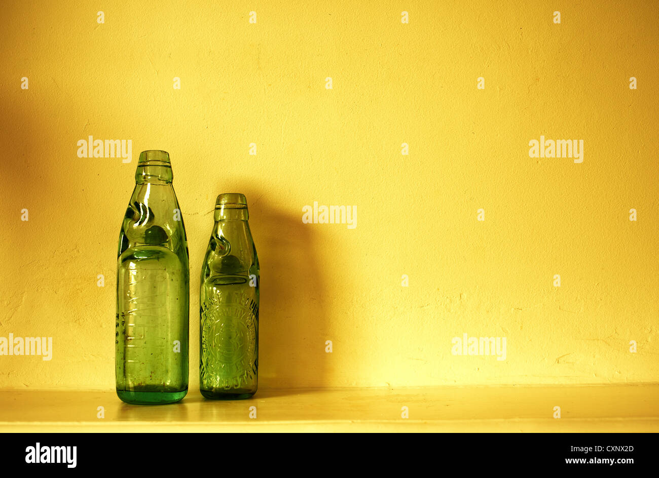 Alte Glas Flaschen Stillleben R weißen Rwhites Limonade Limonade Stroud Unterbrauer Bier Flasche Magazin-Layout Küche shop Stockfoto