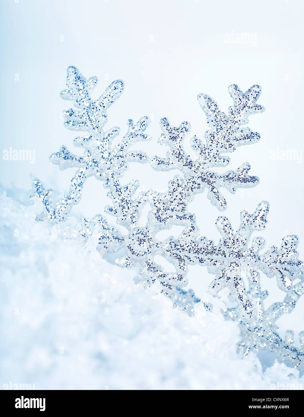 Schöne blaue Schneeflocke Winter Urlaub Hintergrund Stockfoto