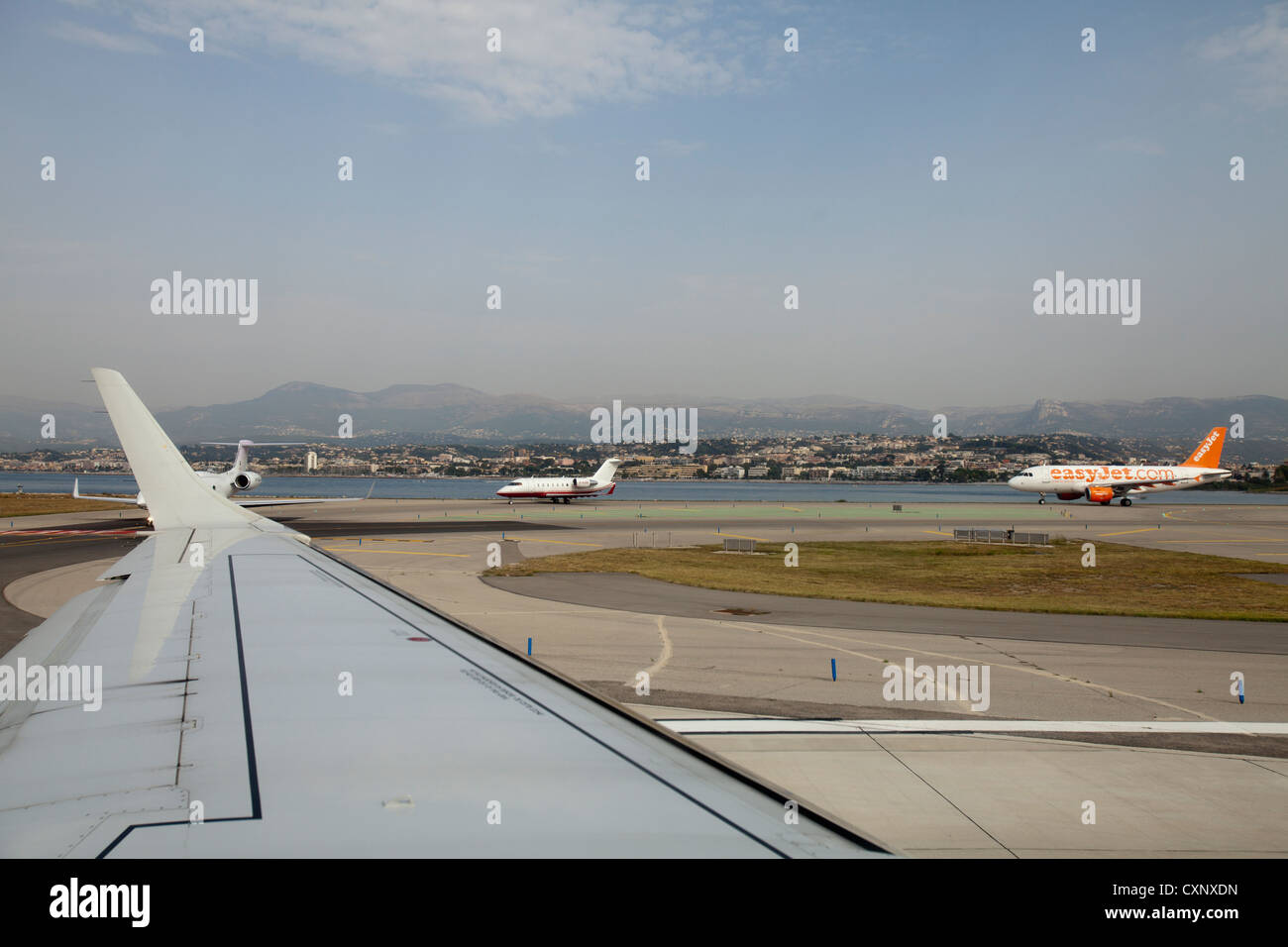 Flugzeug-Warteschlange auf der Piste mit schönen International, Aeroport de Nizza Cote d ' Azur, Frankreich Stockfoto