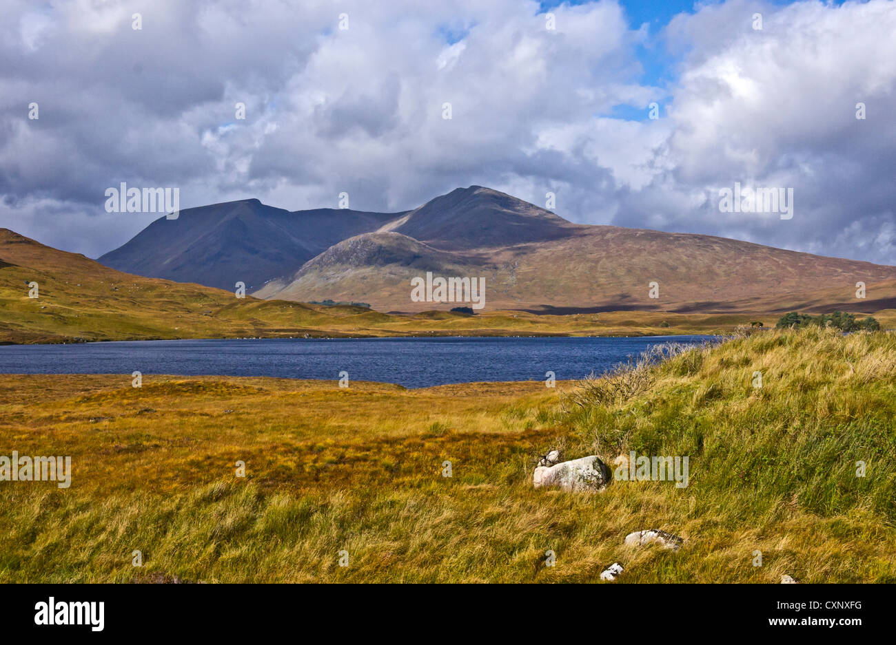 Der Schwarze Berg Rannoch Moor Highland Schottland mit Clach Leathad links und rechts und eine meall Bhuiridh Lochhan na-Achlaise vorne in Schottland Stockfoto