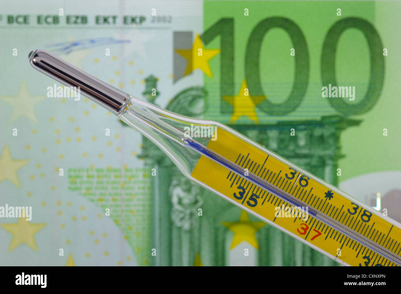 medizinische Thermometer über 100 Euro-banknote Stockfoto