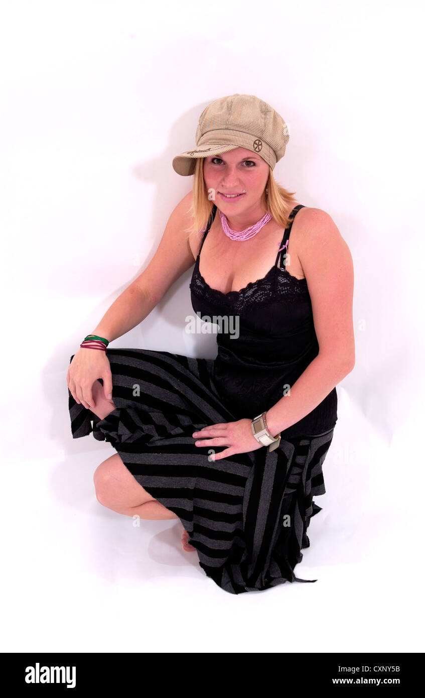 Frau in trendigen Hut in schwarzes Top und Rock Stockfoto