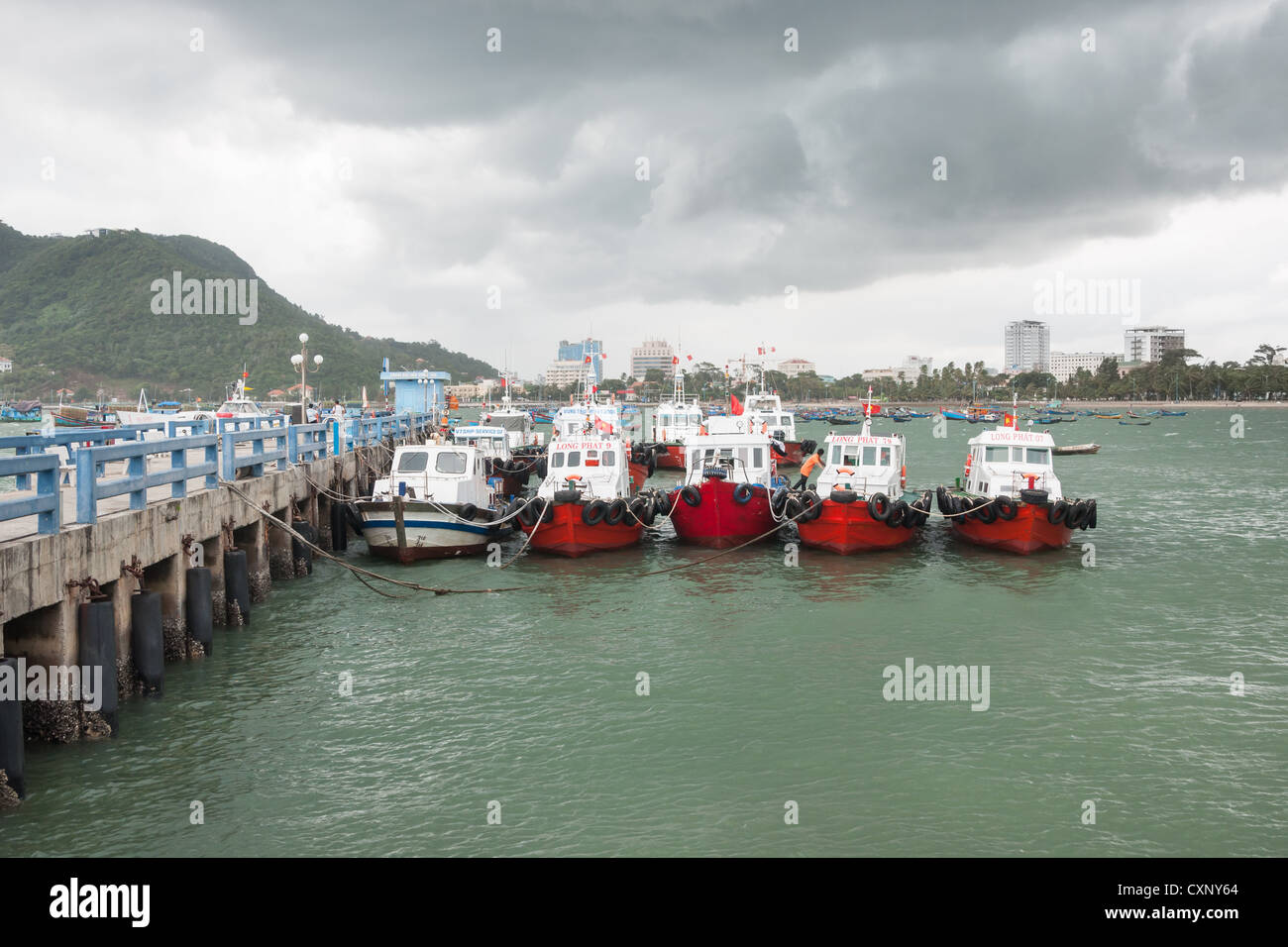 Vietnamesische Boote am Steg Stockfoto