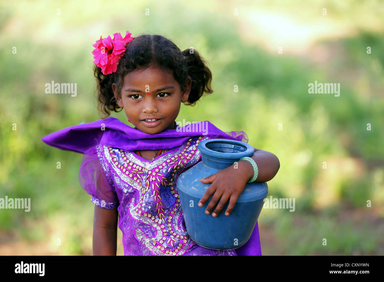 Junge Inderin mit ein wenig Wassertopf Andhra Pradesh in Indien Stockfoto