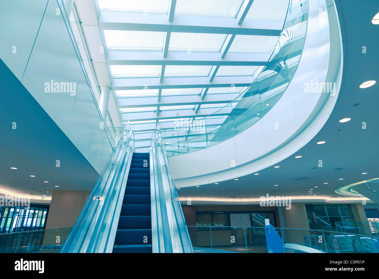 modernes Interieur mit Rolltreppe bewegt bis zu dem Glasdach Stockfoto