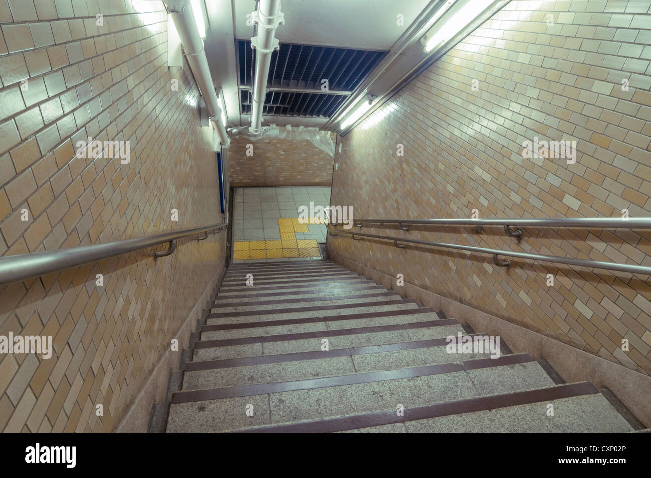 gut beleuchtete unterirdische Treppe in Tokio Stockfoto