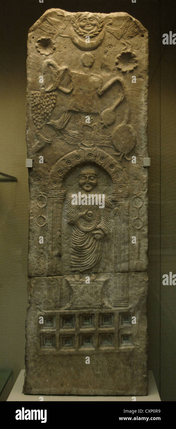 Stela Relief zeigt eine männliche Figur in einem Sockel mit angeboten in einer Nische. Tanit Göttin hält ein Füllhorn, Sonne und Mond. Stockfoto