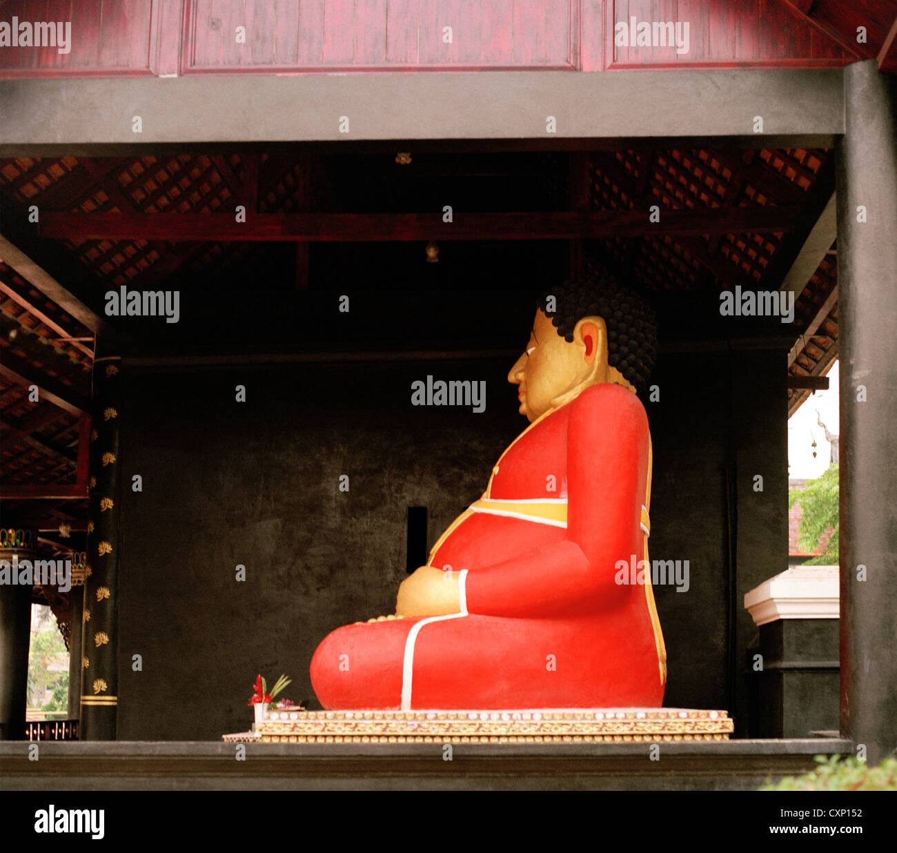 Wat Chedi Luang in Chiang Mai in Thailand in Fernost Südostasien. Buddhismus fat Buddha kunst Religion Geschichte historische Reisen Stockfoto