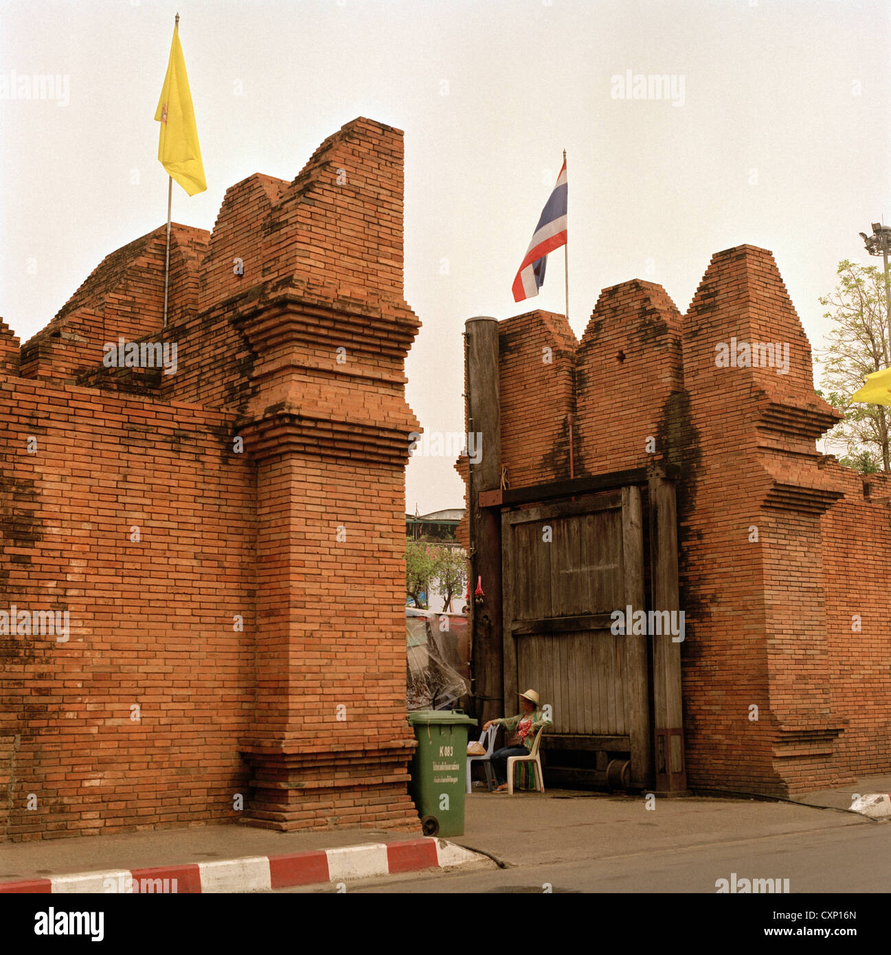 Tapae Tor in der Stadtmauer von Chiang Mai in Thailand in Fernost Südostasien. Geschichte historische Architektur Gebäude alte Mauer Reisen Stockfoto