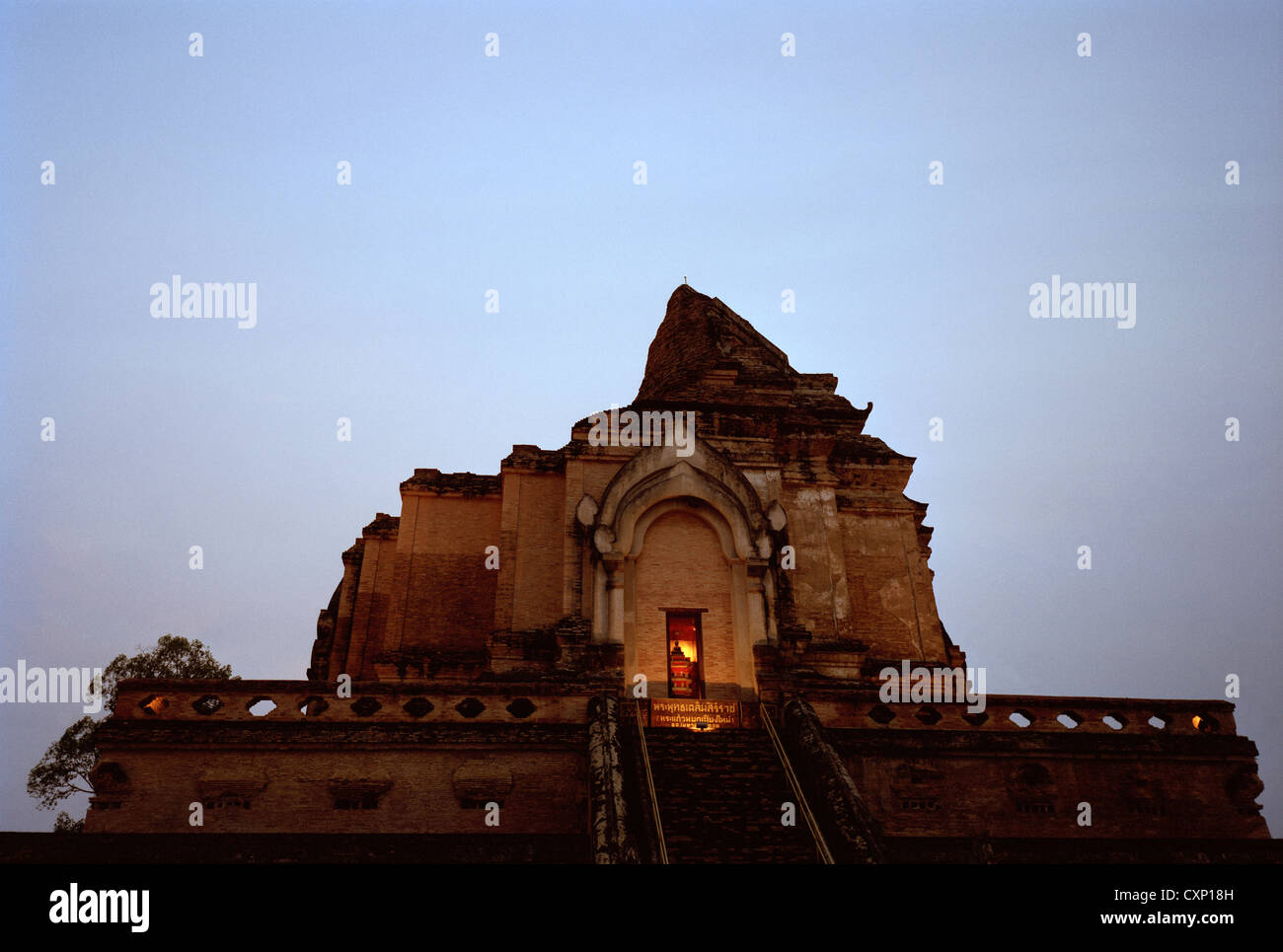 Wat Chedi Luang in Chiang Mai in Thailand in Fernost Südostasien. Buddhismus buddhistische Architektur Religion Geschichte historische Reisen Sonnenuntergang Nacht Stockfoto