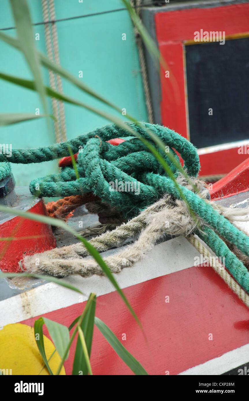 Ein grünes und weißes Seil verknotet auf der bemalten Lastkahn Stockfoto