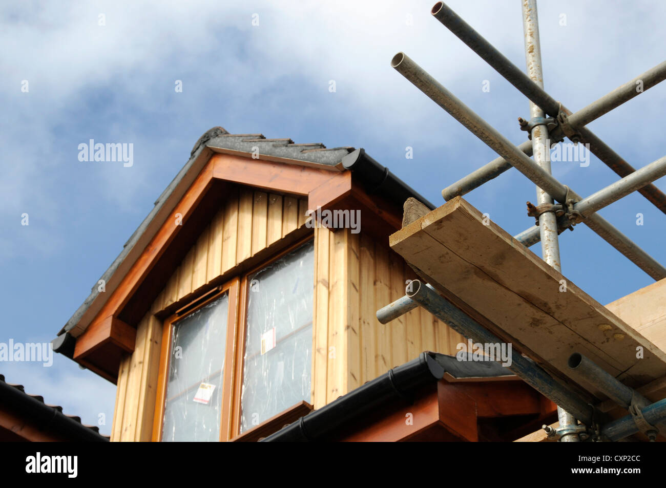 blickte zu unfertigen Fenster auf der Baustelle mit scaffod Stockfoto