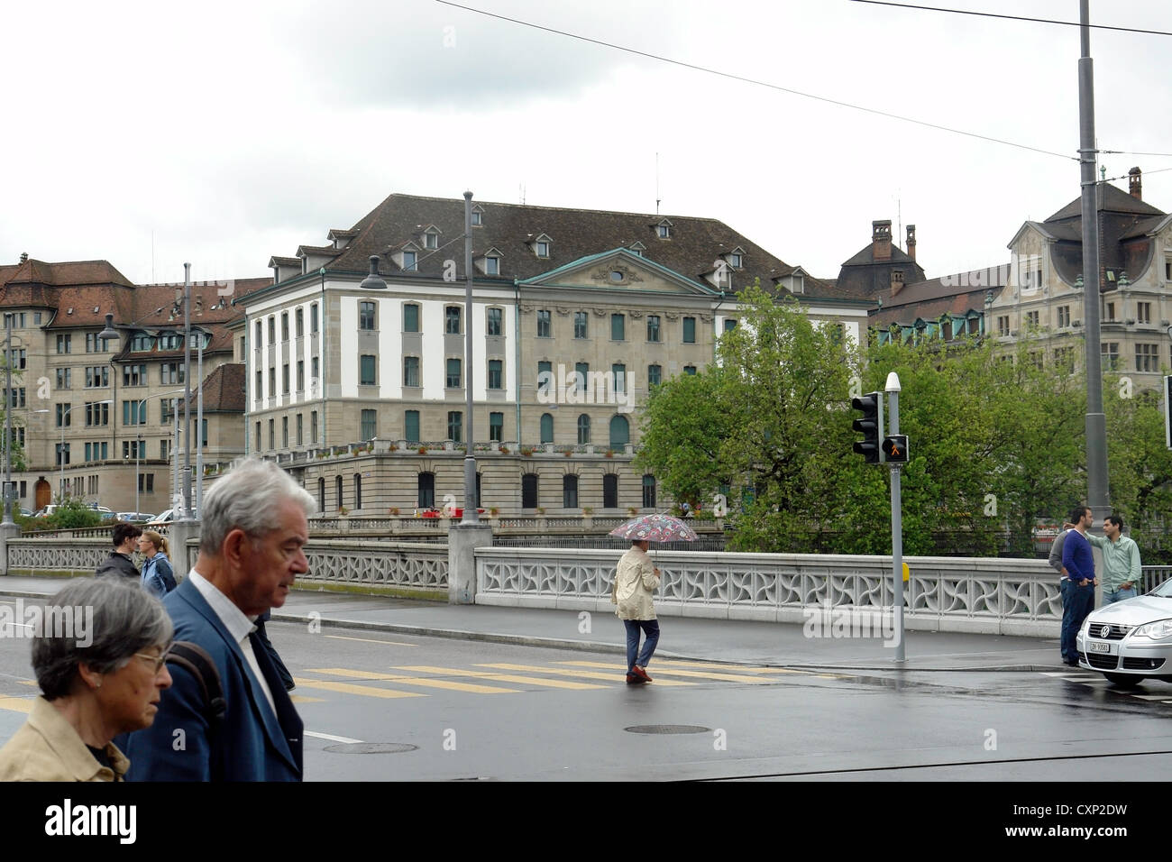 Menschen, darunter ein paar, über Brücke über den Fluss Limmat in Zürich. Vor kurzem hatte es geregnet, so die Menschen etwa weniger waren. Stockfoto