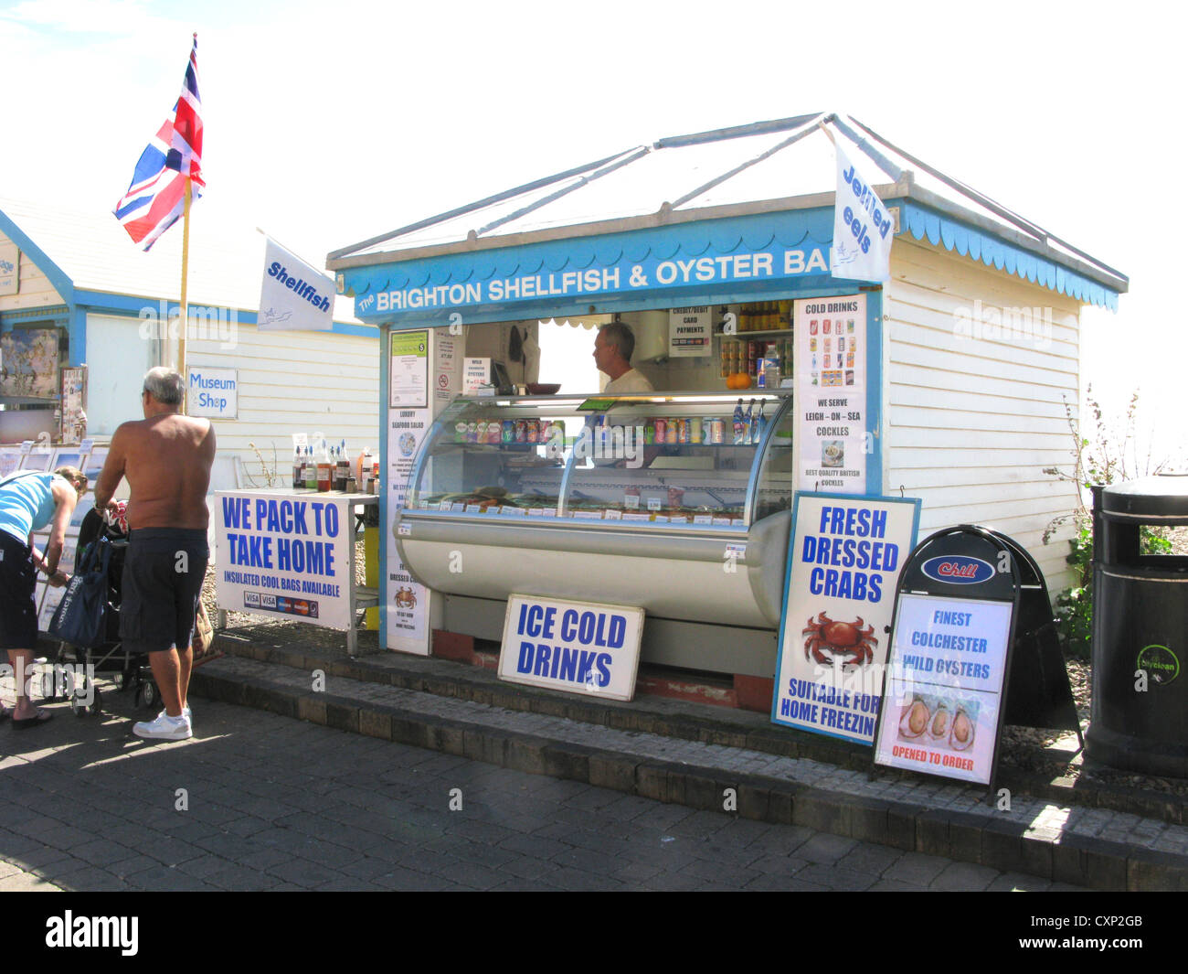 Muscheln und Austern-Bar Stand an Brighton Seafront East Sussex UK Stockfoto