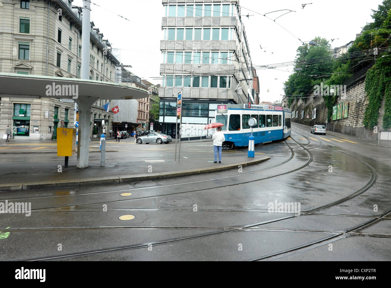 Straßenbahn auf Straßen von Zürich im Regen. Dies war ein Punkt, wo die Straßenbahnen in 2 Richtungen, was zu mehr Drähte ging. Stockfoto