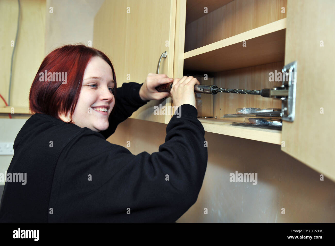 Junge weibliche Lehrling Baumeister, Bradford UK Stockfoto
