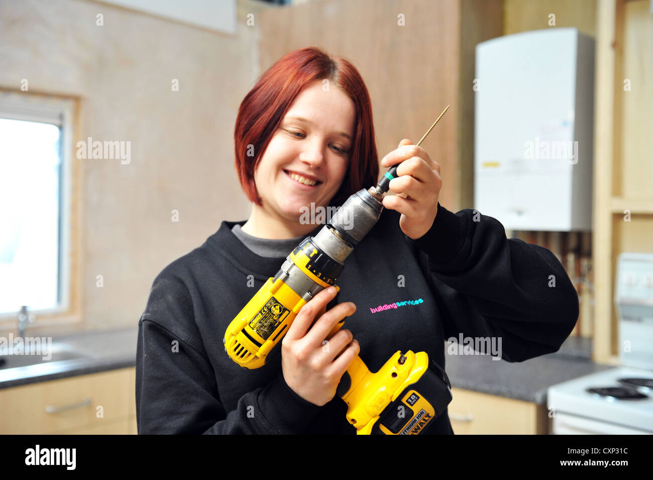 Junge weibliche Lehrling Baumeister, Bradford UK Stockfoto