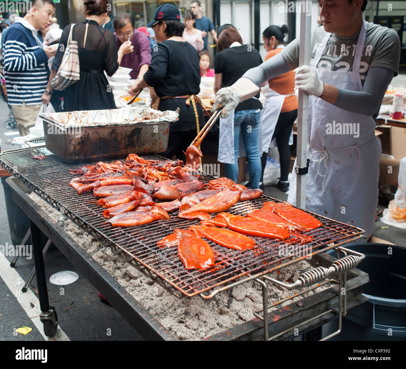 BBQ-Tintenfisch gegrillt auf einem Straßenfest in Koreatown auf West 32nd Street in New York nach der Koreanisch-Parade Stockfoto