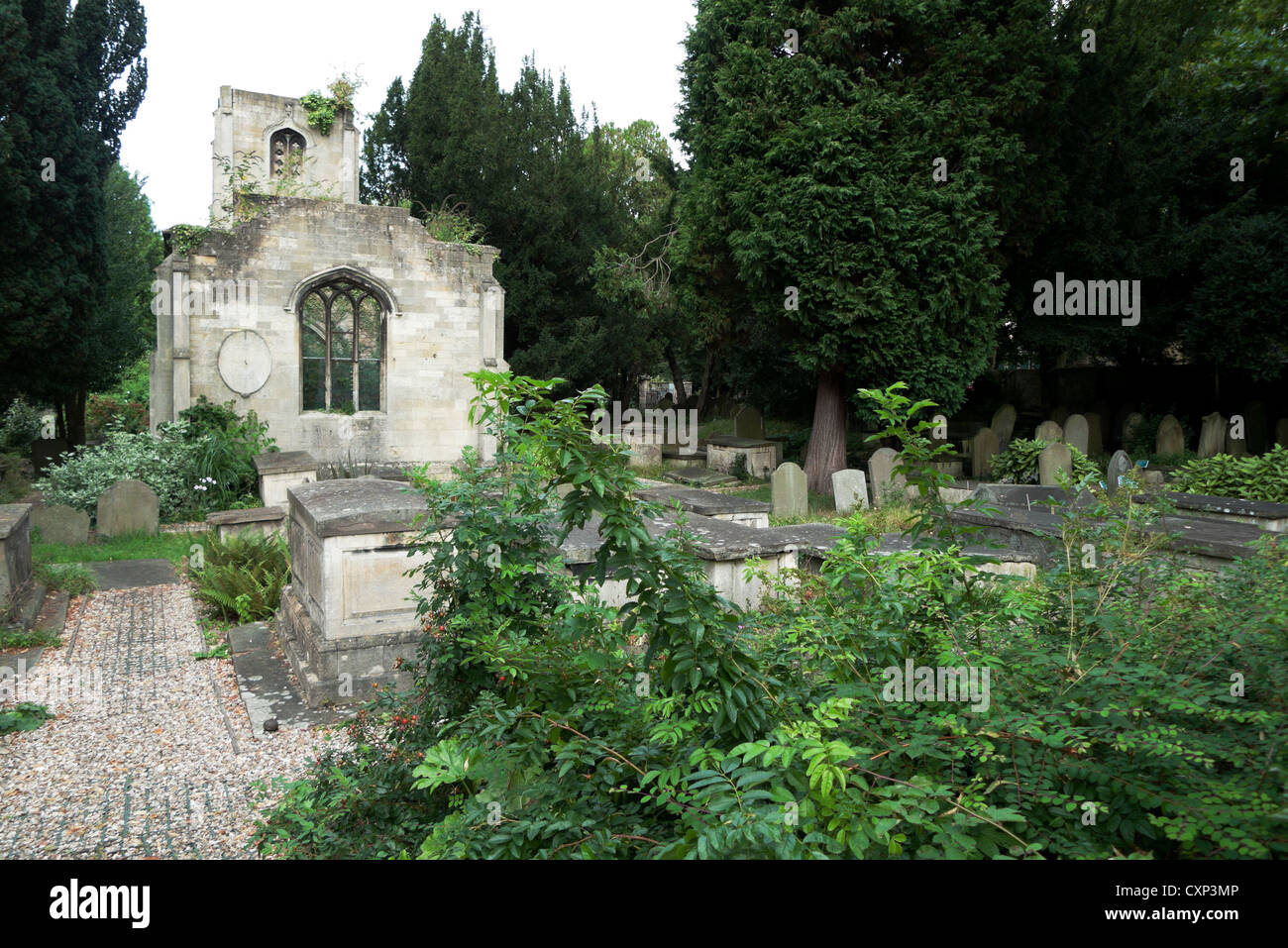Die Ruine von St. Maria, der Jungfrau, Kirche Bathwick auf dem Kirchhof von St. Johannes der Täufer Kirche Bathwick, Bath, England UK KATHY DEWITT Stockfoto