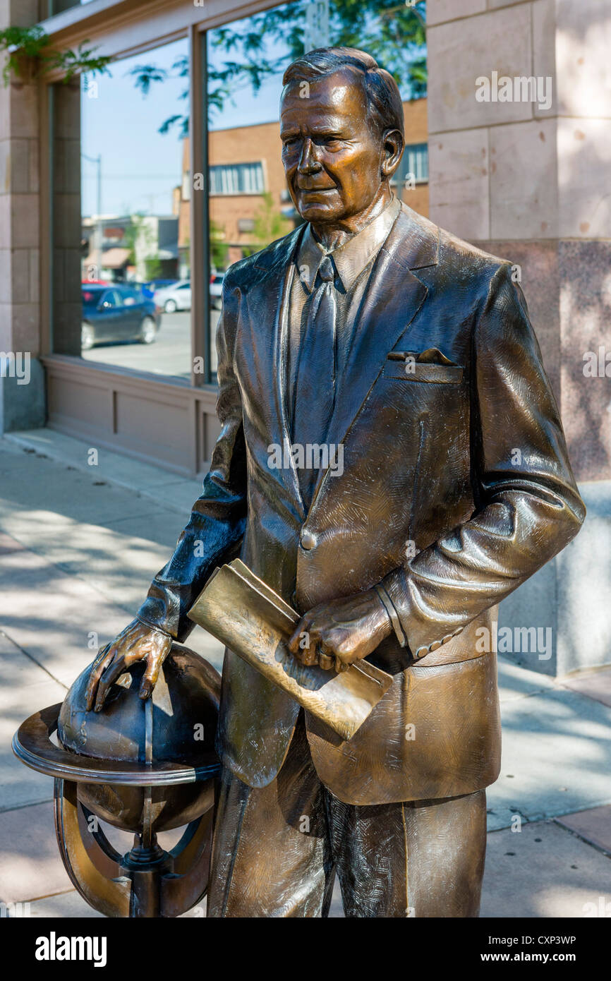 Statue von George Bush Sr., eine lebensgroße Bronze-Statuen des US-Präsidenten an den Straßenecken in Rapid City, South Dakota, USA Stockfoto