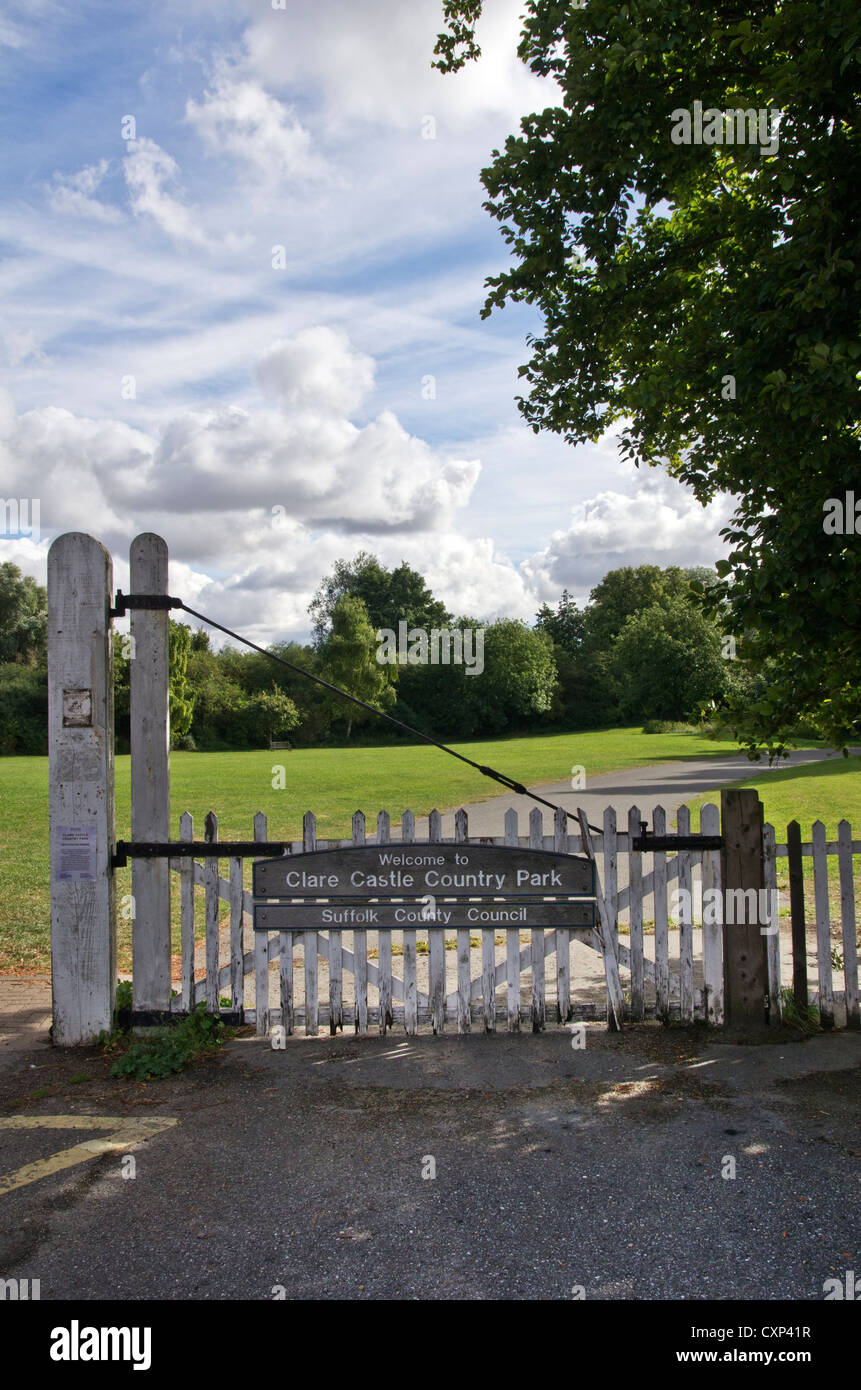 Eingang zum Clare Land Schlosspark, Suffolk Stockfoto