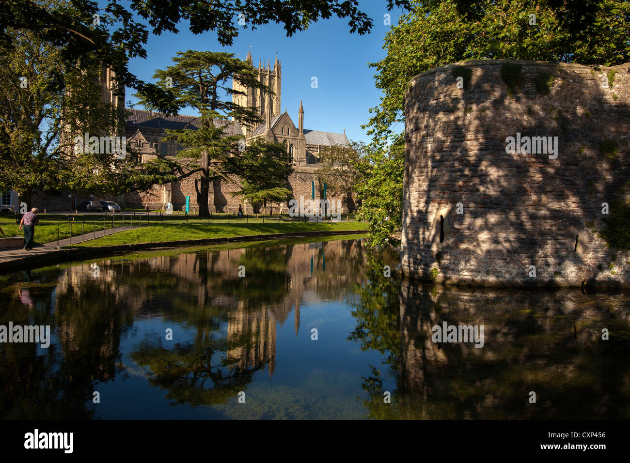 Die Ansicht der Wells Cathedral über den Graben rund um den Bischofspalast Stockfoto