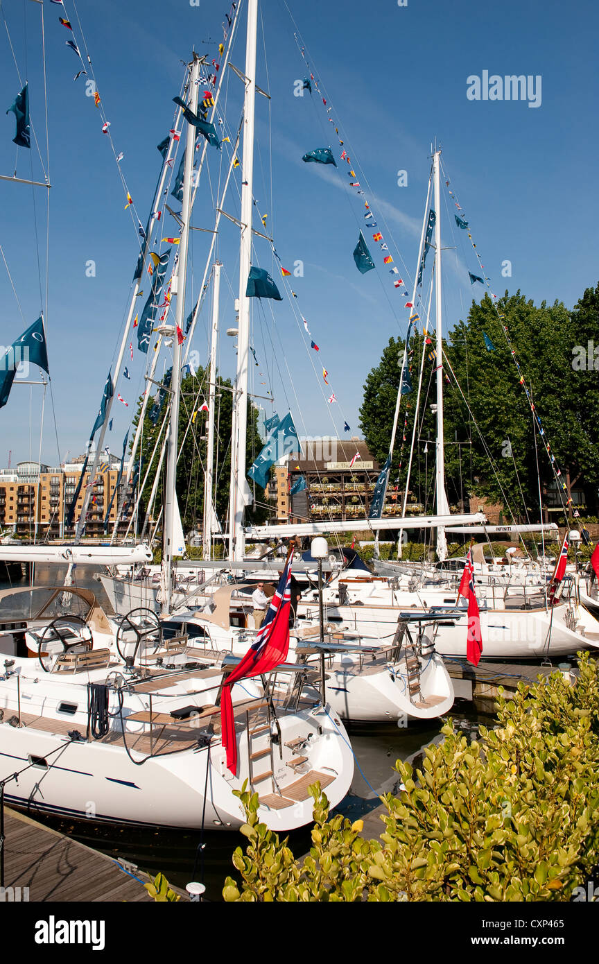 Yachten ankern in der Marina am St Katharine Docks, City of London, England. Stockfoto