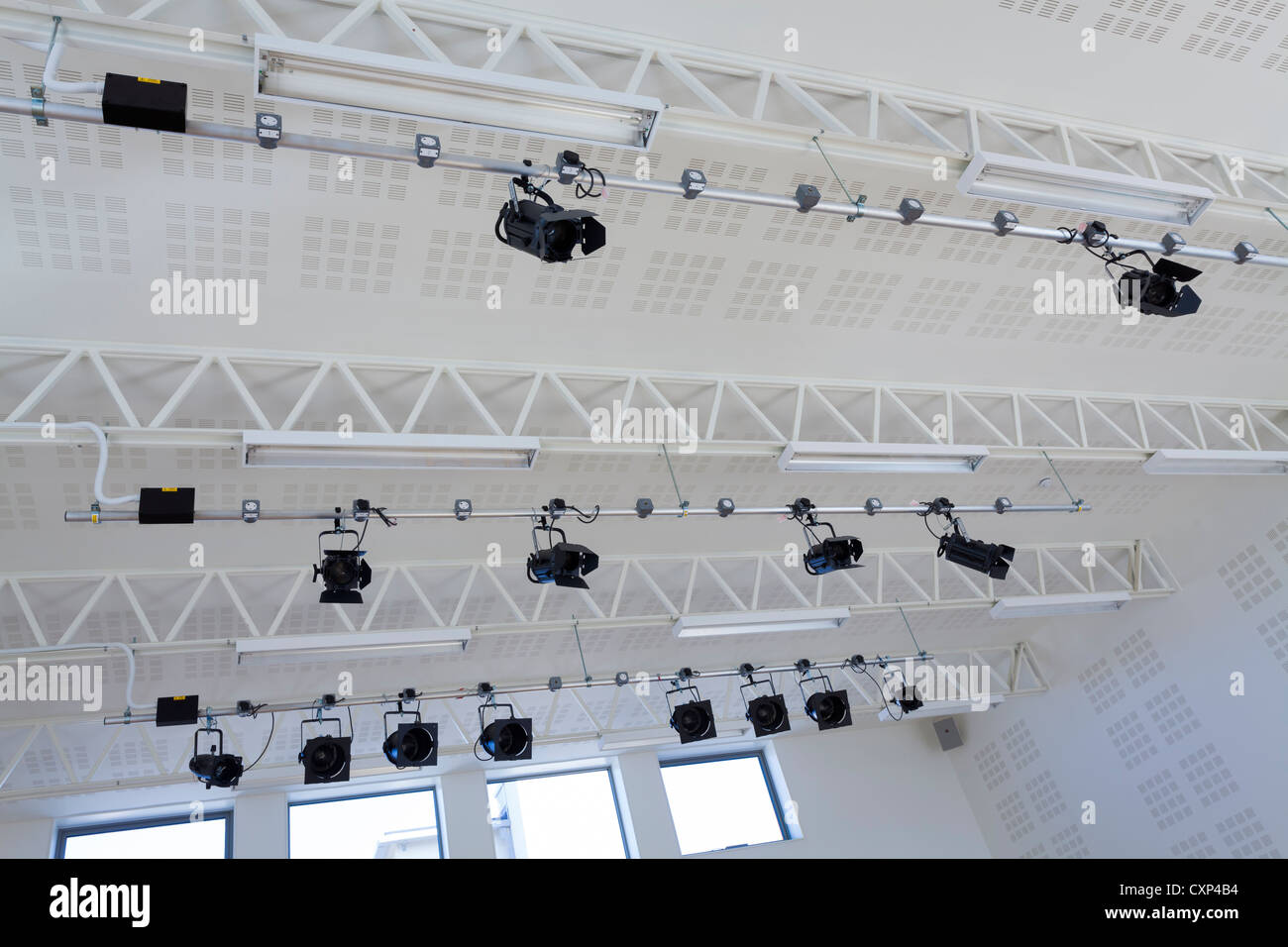 blickte zu Schule-Beleuchtung-Bühne-rig Stockfoto