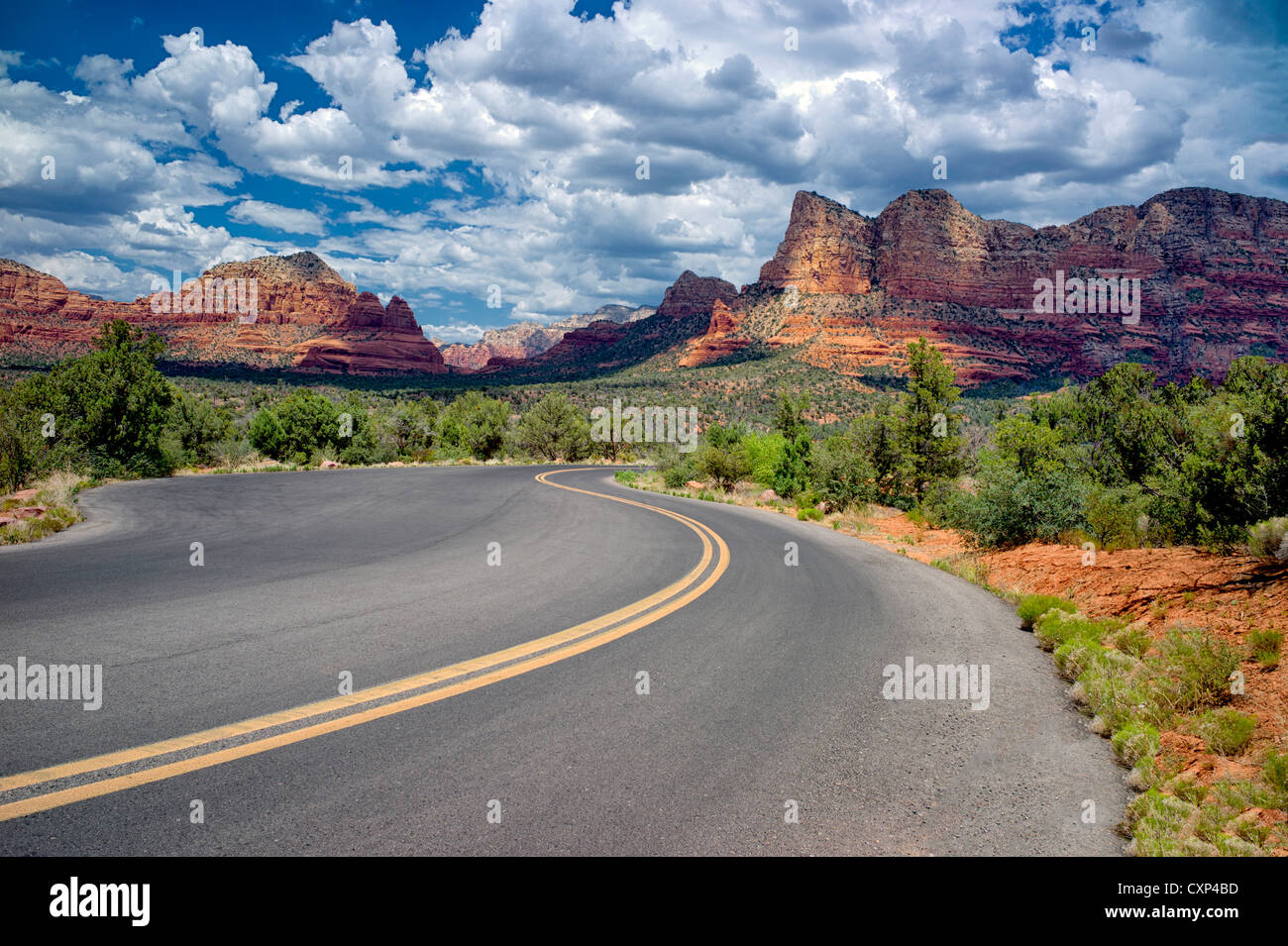 Straße mit Wolken. Sedona, Arizona Stockfoto