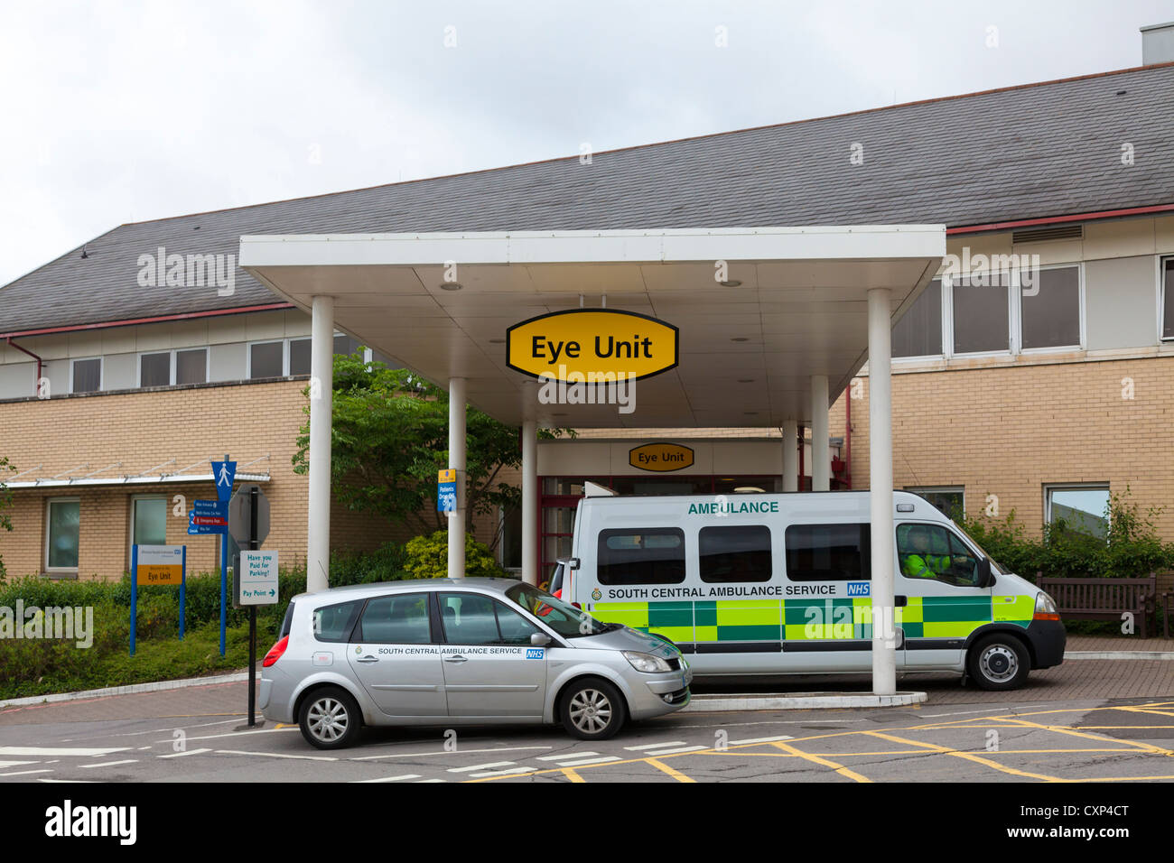 Ambulanz und Krankenwagen unter Vordach der Augenklinik Eingang in Southampton Krankenhaus Stockfoto