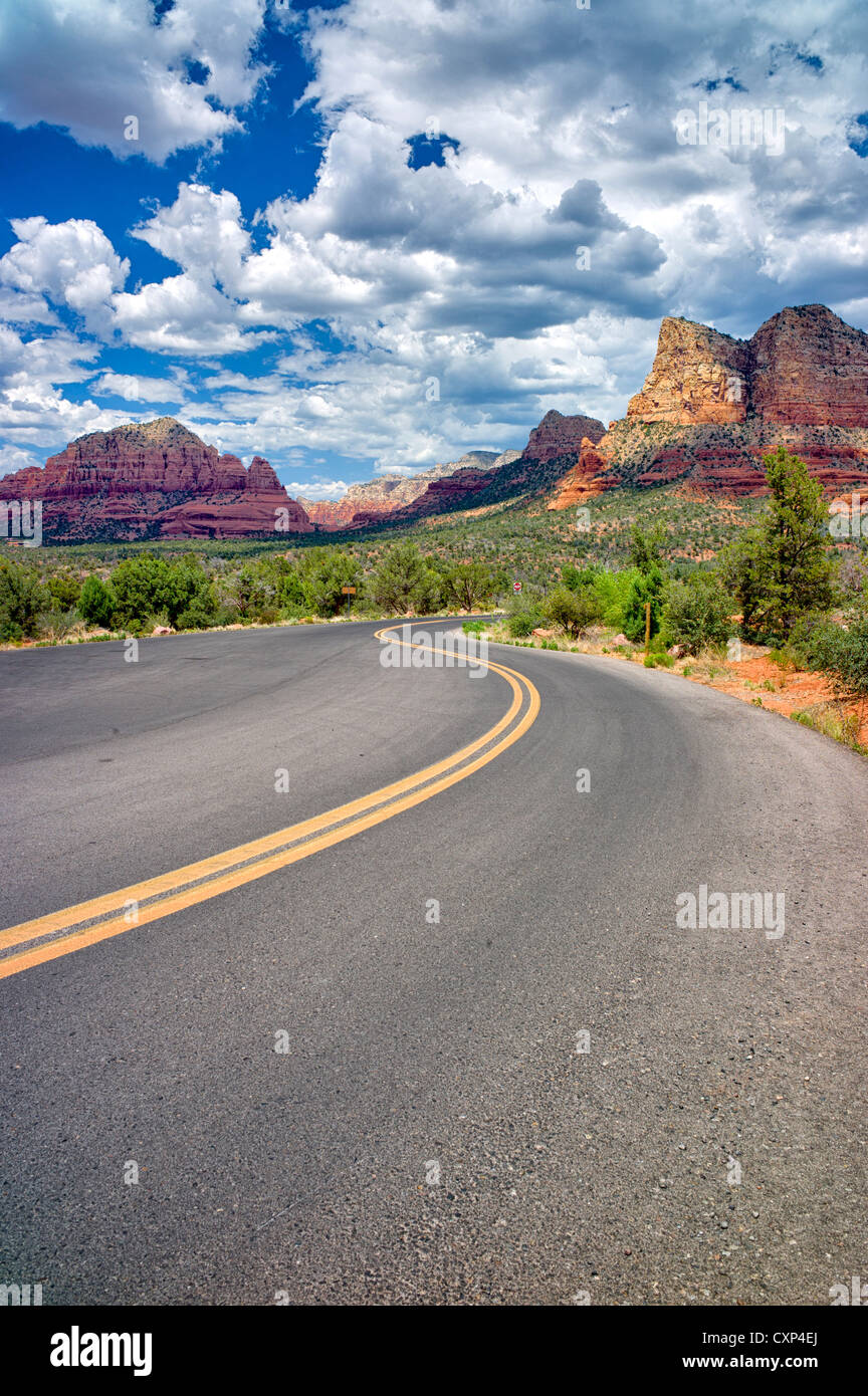Straße mit Wolken. Sedona, Arizona Stockfoto