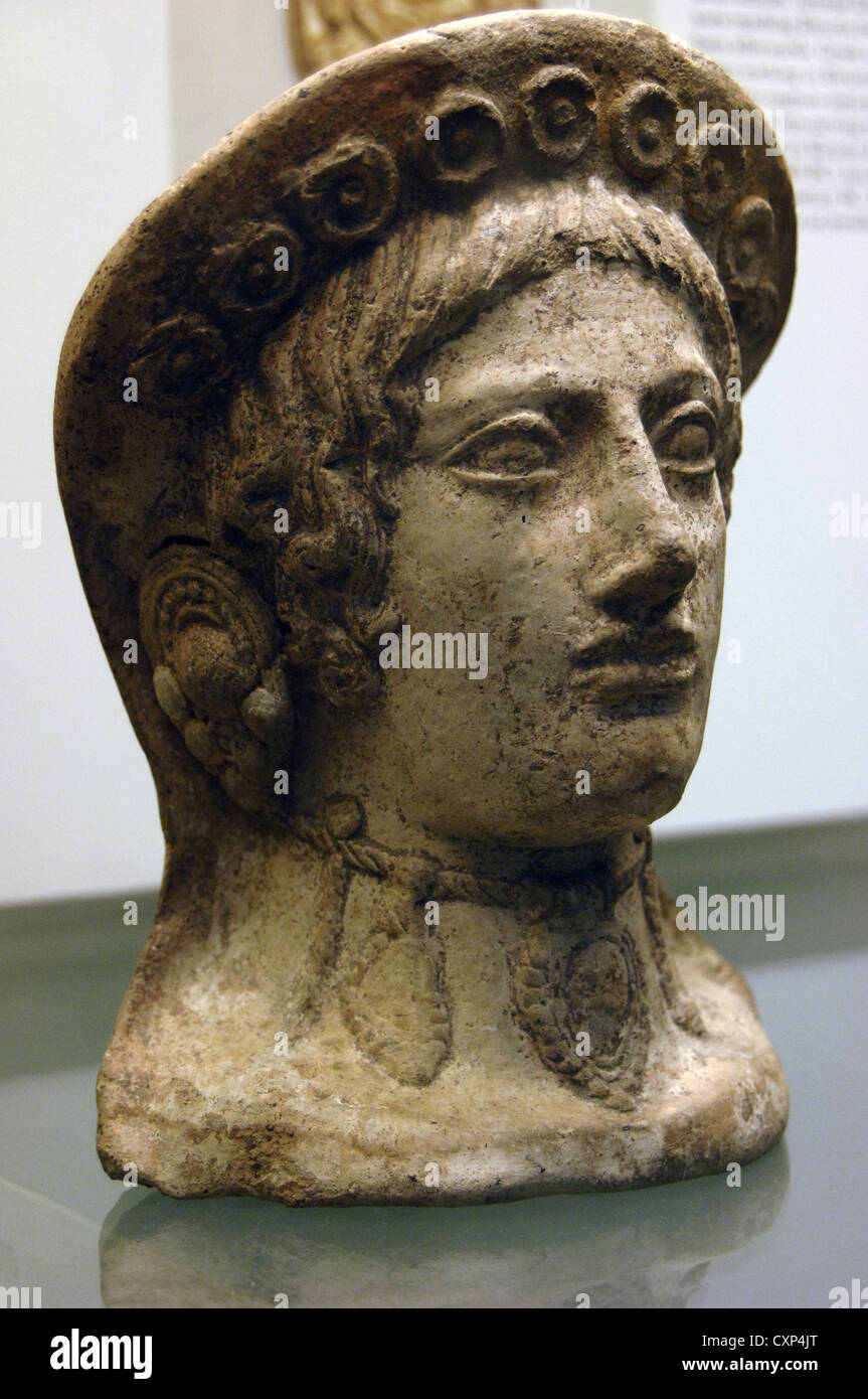Etruskische Votiv Kopf einer Frau trägt Ohrringe. Terrakotta. 325-300 V.CHR. British Museum. London. England. Vereinigtes Königreich. Stockfoto